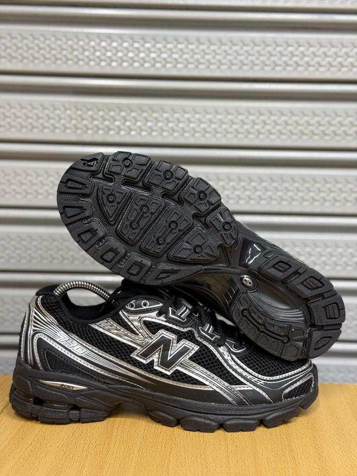 New balance 740 Black silver