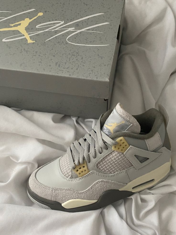 Air Jordan 4 Retro SE Craft Photon Dust