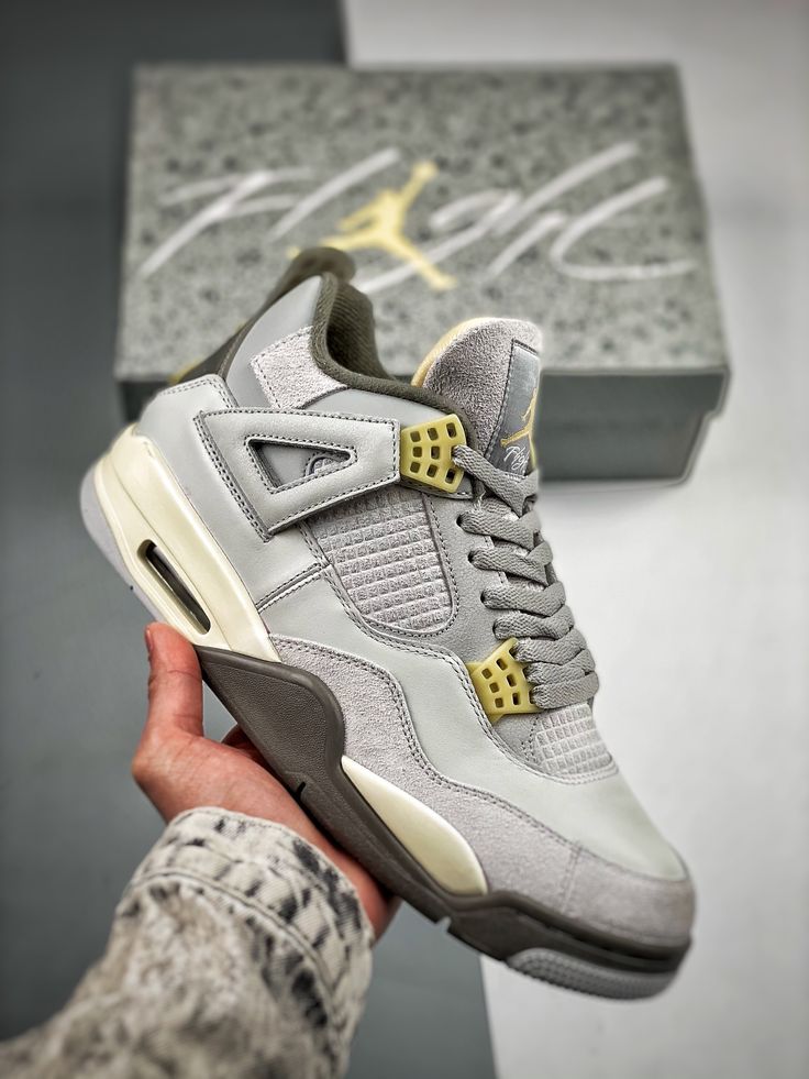 Air Jordan 4 Retro SE Craft Photon Dust