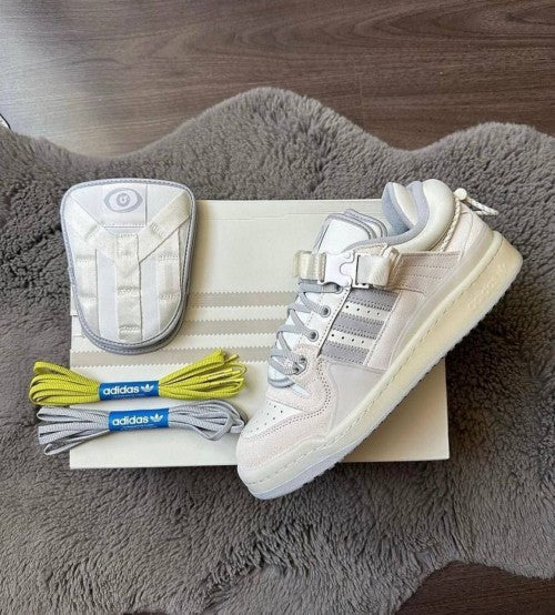ADIDAS BAD BUNNY FORUM BUCKLE CLOUD WHITE